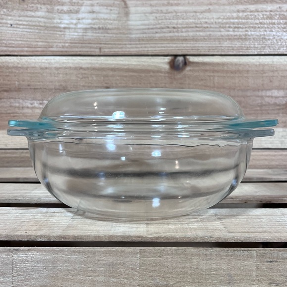 Vintage Pyrex Ovenware Bowl with Lid, 1 1/2 Quart, Clear Made in USA - Picture 2 of 11